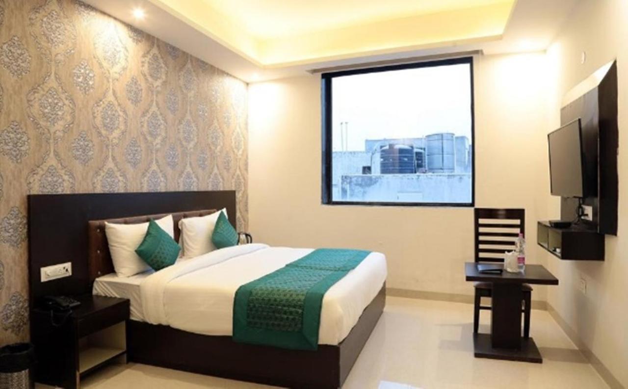 Oyo 23368 Boutique Hotel Paragon Neu-Delhi Exterior foto